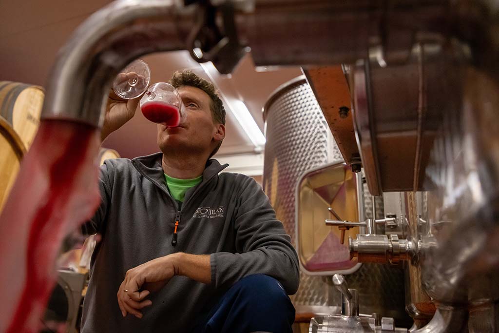 Hervé Grosjean assaggia il suo vino rosso.