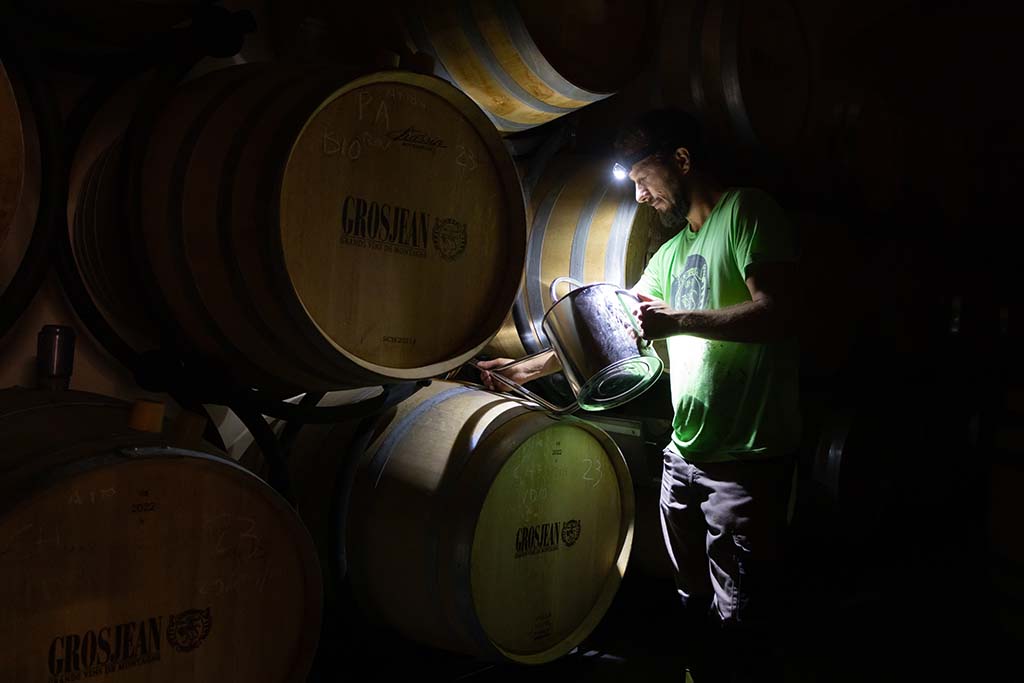 Fase della produzione del vino nella cantina Grosjean.